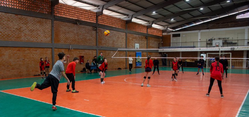 Fase classificat&oacute;ria do v&ocirc;lei movimenta os Jogos Escolares da Rede Municipal de Ensino