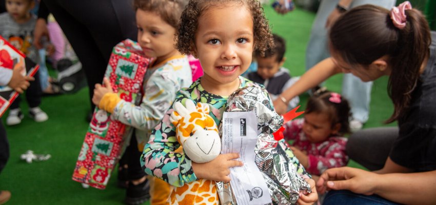 Papai Noel dos Correios entrega presentes para crian&ccedil;as da Rede Municipal