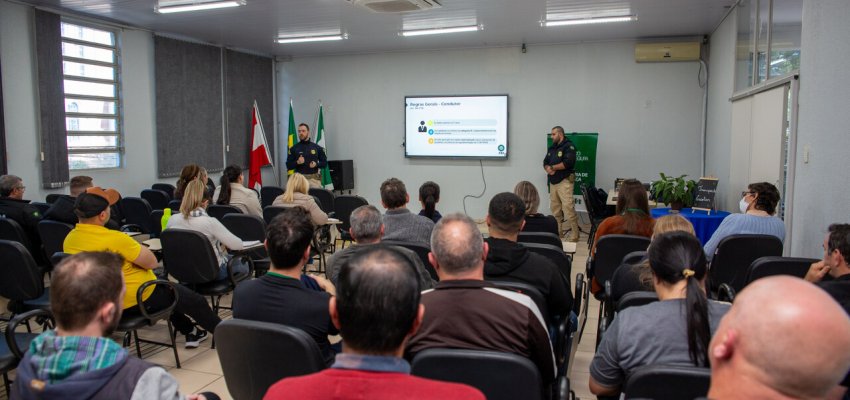 Motoristas do transporte escolar participam de forma&ccedil;&atilde;o