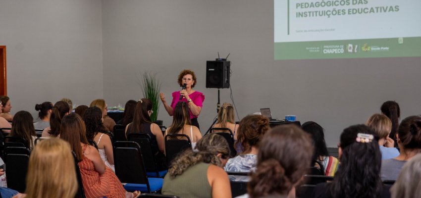 Rede Municipal de Ensino realiza forma&ccedil;&otilde;es com Assistentes Pedag&oacute;gicos e Auxiliares T&eacute;cnicos