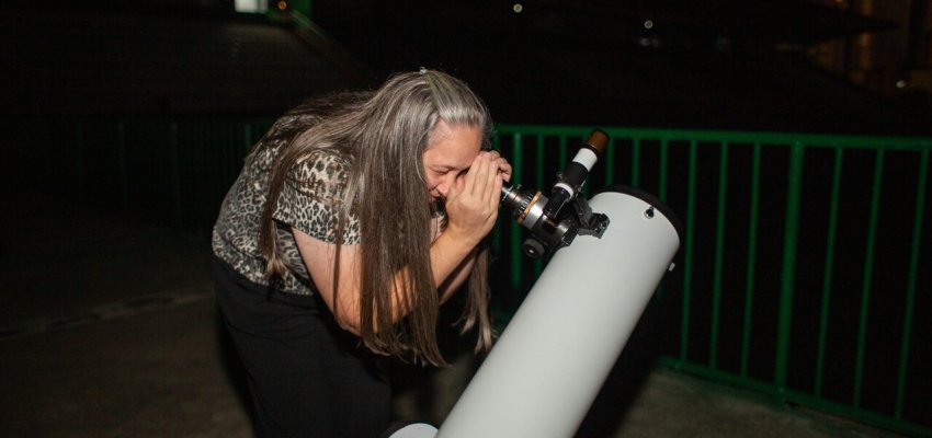 Estudantes da EBM de EJA Paulo Freire observam o c&eacute;u com telesc&oacute;pio