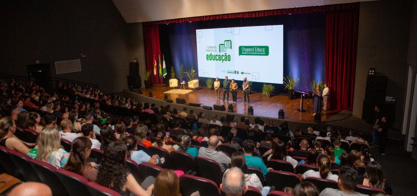 Fam&iacute;lias participam de palestra na abertura do 2&ordm; Semin&aacute;rio Municipal de Educa&ccedil;&atilde;o