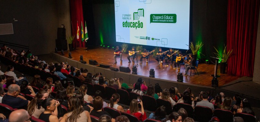 Cerca de 4 mil professores participam do Semin&aacute;rio Municipal de Educa&ccedil;&atilde;o