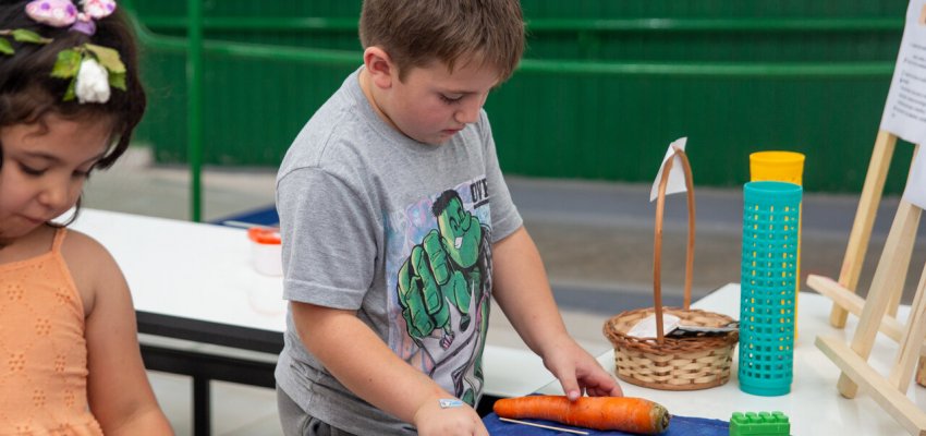 Crian&ccedil;as investigam tamanhos e medidas com cenouras no CEIM Esplanada