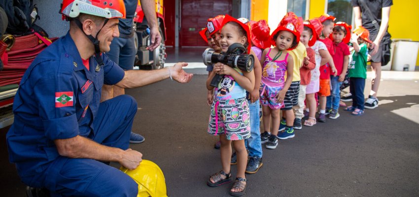 Turma de Maternal visita o Batalh&atilde;o de Corpo de Bombeiros Militar