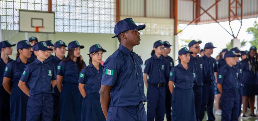 Alunos das Escolas C&iacute;vicas de Chapec&oacute; recebem uniformes