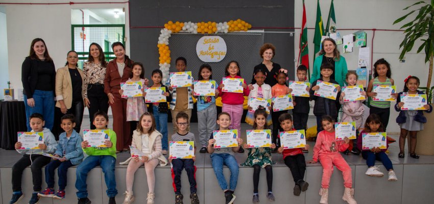 Crian&ccedil;as do segundo ano fazem lan&ccedil;amento de livro e sess&atilde;o de aut&oacute;grafos