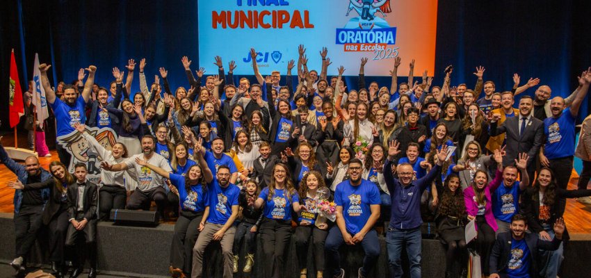 Estudantes da Rede Municipal emocionam plateia durante a final do Orat&oacute;ria nas escolas