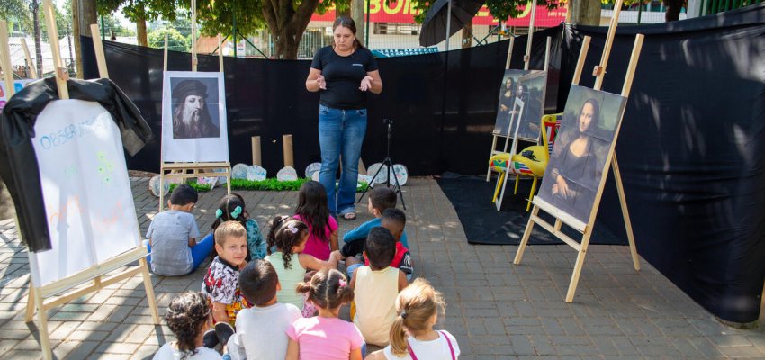 Turma de Pr&eacute;-Escola da EPC Cyro Sosnosky explora obras de arte