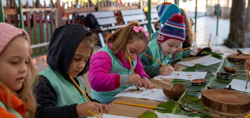 Professora de Arte da Educa&ccedil;&atilde;o Infantil prop&otilde;e trabalho com tintas naturais