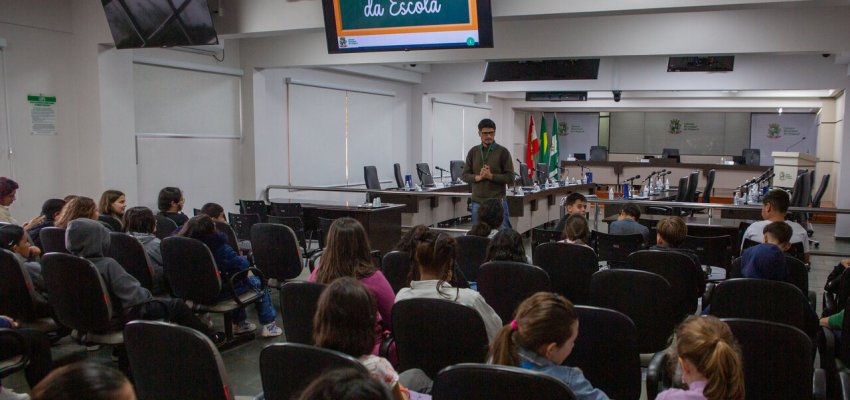 Estudantes da EBM Clara Urmann Rosa visitam a C&acirc;mara Municipal