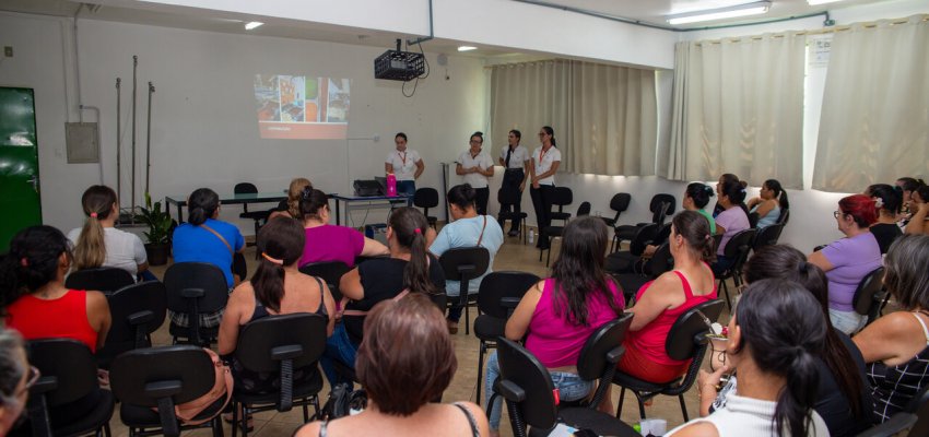 Cozinheiras escolares da Rede Municipal de Ensino recebem formação