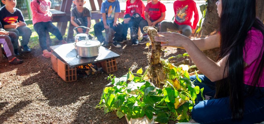 Crian&ccedil;as da EPC Cyro Sosnosky aprendem sobre a textura dos alimentos
