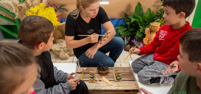Professora de Arte da Educa&ccedil;&atilde;o Infantil realiza atividade sobre Cultura Ind&iacute;gena