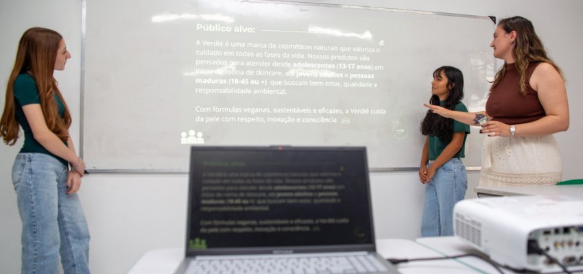 Estudantes aprendem a planejar uma empresa no componente de Empreendedorismo