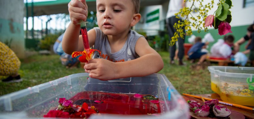 Turma do Maternal do CEIM Esplanada participa de atividade sensorial