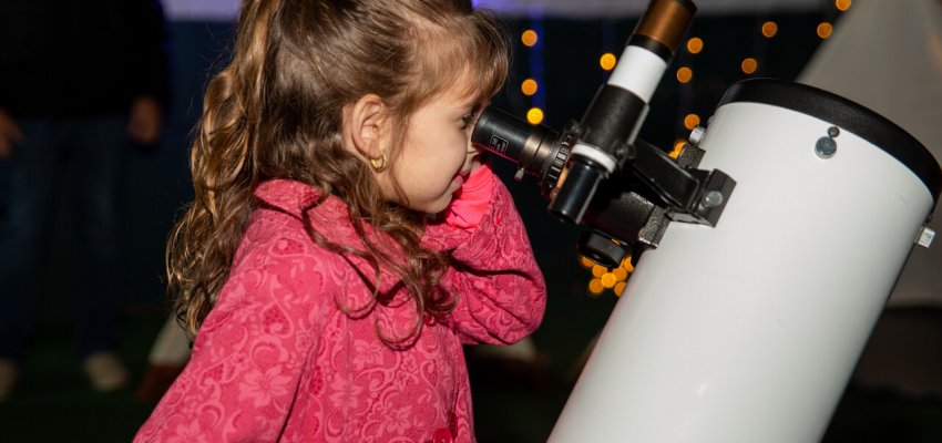 Exploradores do Espa&ccedil;o: Crian&ccedil;as e fam&iacute;lias investigam a Lua e as Estrelas