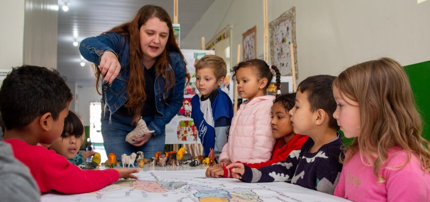 Crian&ccedil;as da pr&eacute;-escola exploram o Rio Uruguai por meio da tecnologia