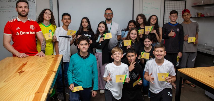 Estudantes da EBM Diogo Alves da Silva celebram formatura do curso �Meu Aplicativo�