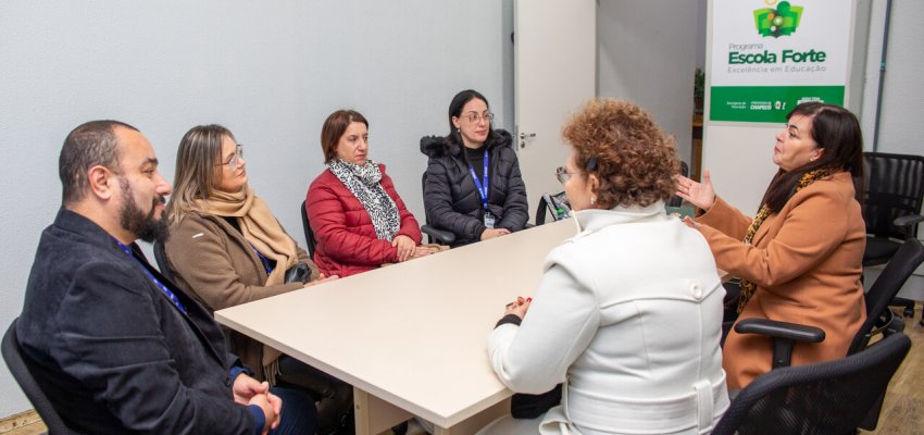 Secretaria de Educa&ccedil;&atilde;o recebe representantes do munic&iacute;pio de Ca&ccedil;ador