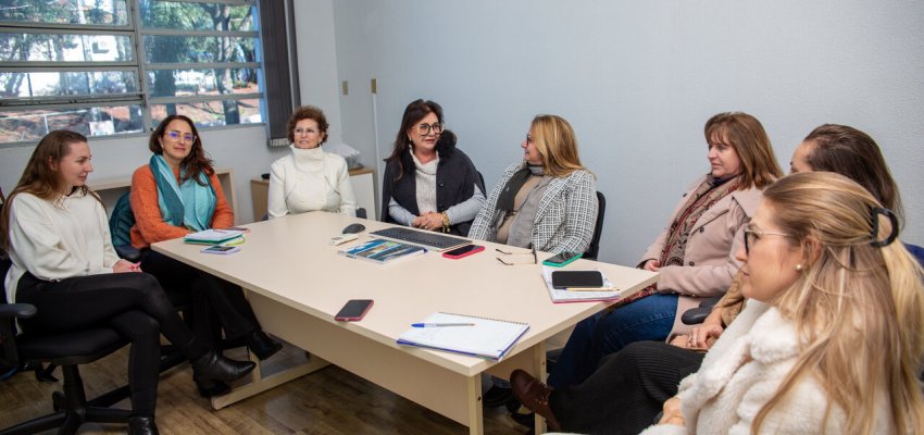 Secretaria de Educa&ccedil;&atilde;o recebe representantes do munic&iacute;pio de Maravilha