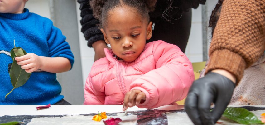 Crian&ccedil;as do CEIM Orac&iacute;lio Costella criam tintas e estampas com elementos naturais