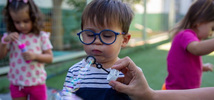 Turma de Maternal do CEIM Pequeno Principe descobre as bolhas de sab&atilde;o