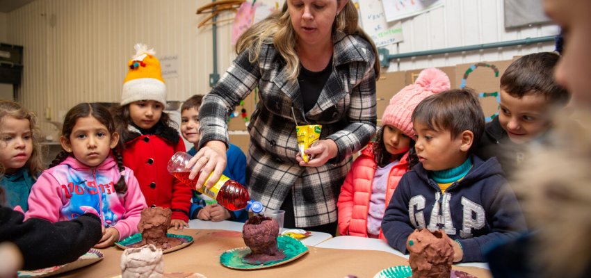 Pr&eacute;-escola do CEIM Pequeno Pensador explora pedras preciosas e vulc&otilde;es