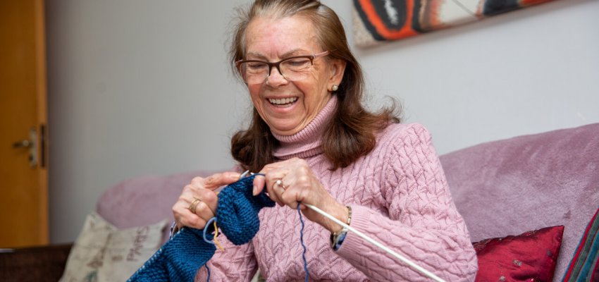 Toucas que aquecem: o carinho de Dona Lurdes pelo CEIM Pequeno Pr&iacute;ncipe