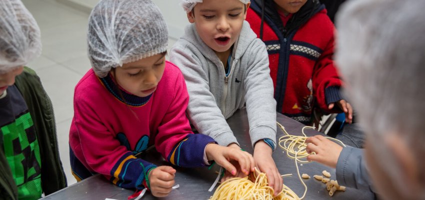 Crian&ccedil;as do CEIM Pequeno Pr&iacute;ncipe visitam f&aacute;brica de produ&ccedil;&atilde;o de massas