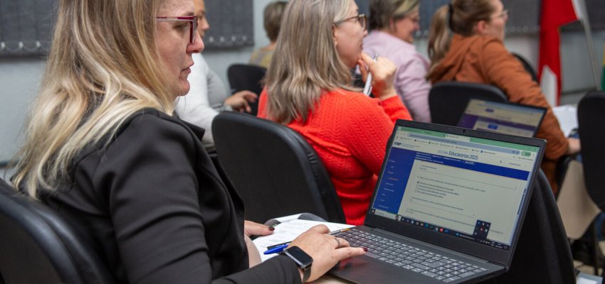 Secretaria de Educa&ccedil;&atilde;o realiza forma&ccedil;&atilde;o para os Secret&aacute;rios Escolares