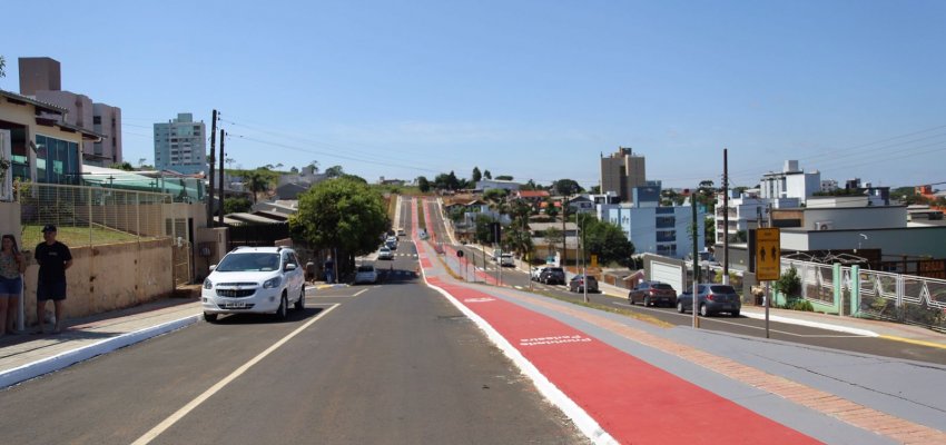 Administra&ccedil;&atilde;o inaugura asfalto de rua Curitiba e d&aacute; ordem de servi&ccedil;o para outras obras