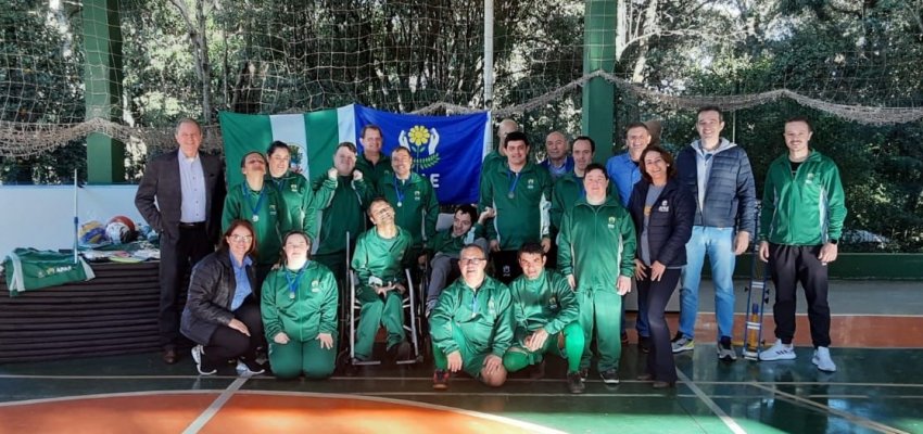 Fundação de Esporte de Chapecó entrega materiais para alunos da APAE