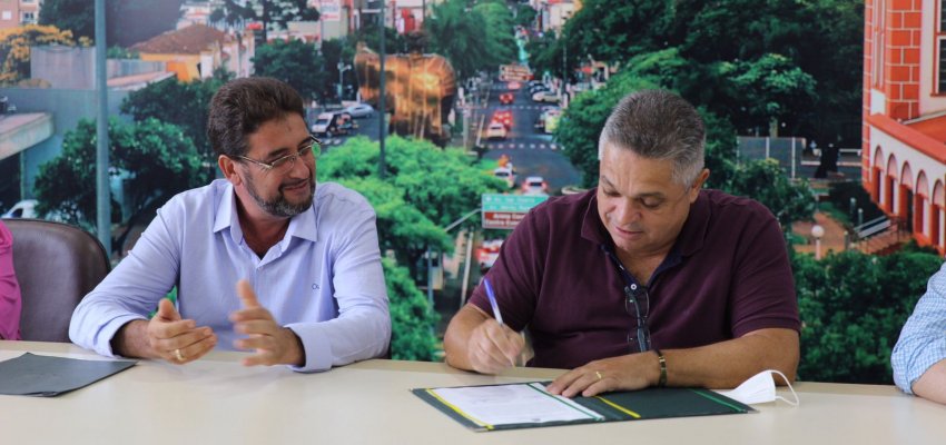 Prefeito João Rodrigues transmite cargo para presidente da Câmara de Vereadores