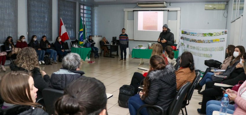 Professores de L&iacute;ngua Portuguesa do Munic&iacute;pio participam de forma&ccedil;&atilde;o