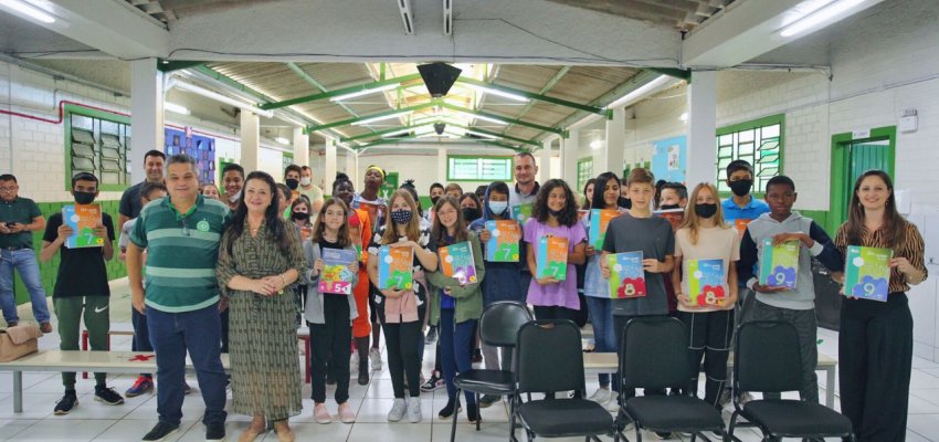 Alunos e professores da rede municipal recebem material did&aacute;tico