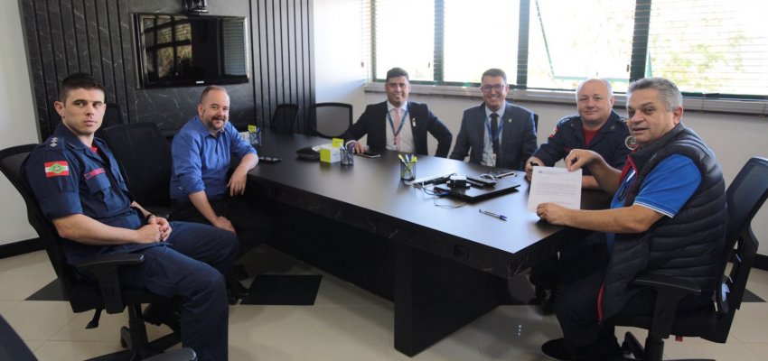 Município repassa novo caminhão para os bombeiros