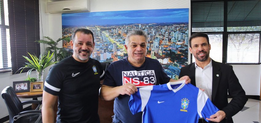 Prefeito recebe t&eacute;cnico da sele&ccedil;&atilde;o de futsal e coordenador da CBF