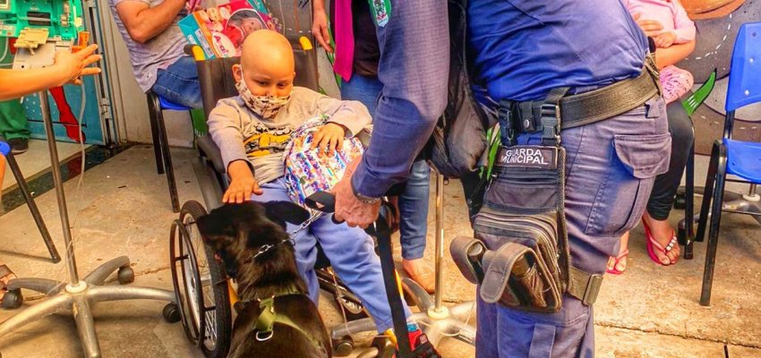 Crian&ccedil;as hospitalizadas recebem carinho de motociclistas e profissionais de seguran&ccedil;a