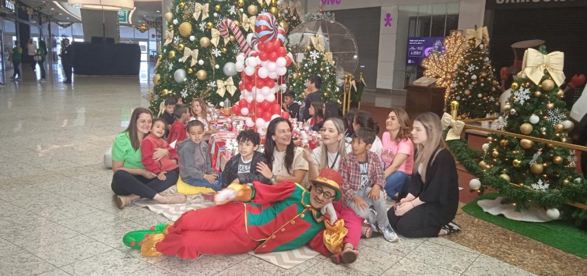 Filhos de Catadores participam de Caf&eacute; Com Papai Noel no shopping