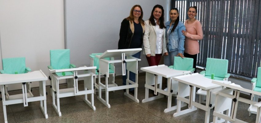 Secretaria de Educação adquire mesas e cadeiras adaptadas para crianças especiais