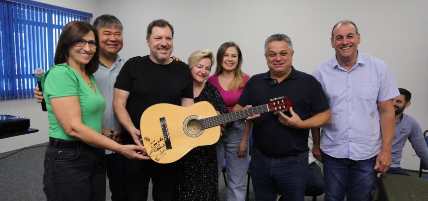 Empres&aacute;rios doam viol&atilde;o autografado por Chit&atilde;ozinho e Xoror&oacute; para a Funda&ccedil;&atilde;o Cultural de Chapec&oacute;