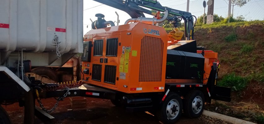 Triturador de galhos da Prefeitura agiliza servi&ccedil;o e gera material para compostagem
