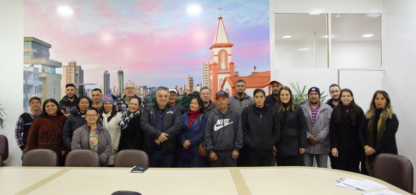 Prefeitura de Chapec&oacute; faz cess&atilde;o de uso de barrac&otilde;es para associa&ccedil;&otilde;es de catadores