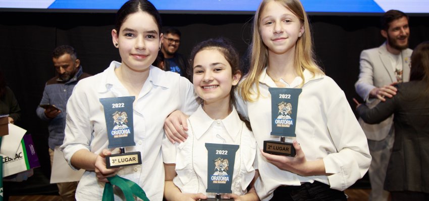Estudantes da Rede Municipal de Ensino recebem prêmio na Oratória nas Escolas