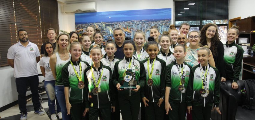 Prefeito recebe ginastas que se destacaram em competi&ccedil;&otilde;es estadual e sulbrasileira