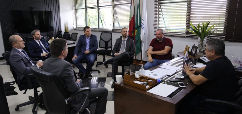 Ju&iacute;zes da Comarca de Chapec&oacute; visitam o prefeito