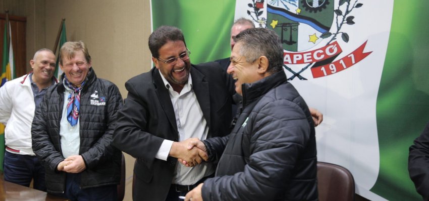 Prefeito de Chapec&oacute; transmite cargo para presidente da C&acirc;mara de Vereadores