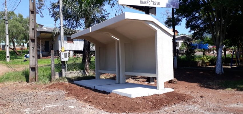 Novos abrigos para &ocirc;nibus escolar s&atilde;o constru&iacute;dos no interior