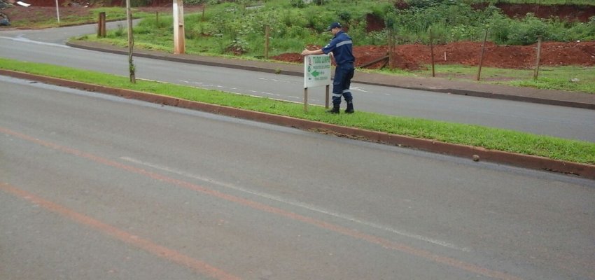 A&ccedil;&atilde;o retira placas de publicidade instaladas de forma irregular